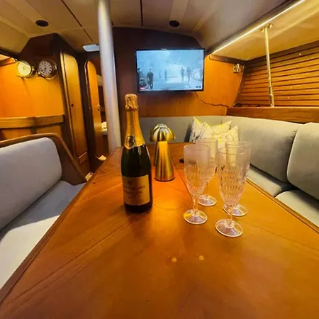 Sailboat 39ft Sleep 6 In Heart Of Centre In *