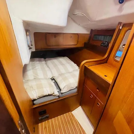 Sailboat 39ft Sleep 6 In Heart Of Centre In *