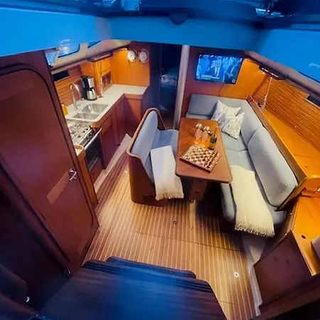 Sailboat 39ft Sleep 6 In Heart Of Centre In