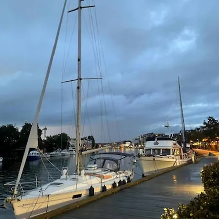 Sailboat 39ft Sleep 6 In Heart Of Centre In Semesterbostad
