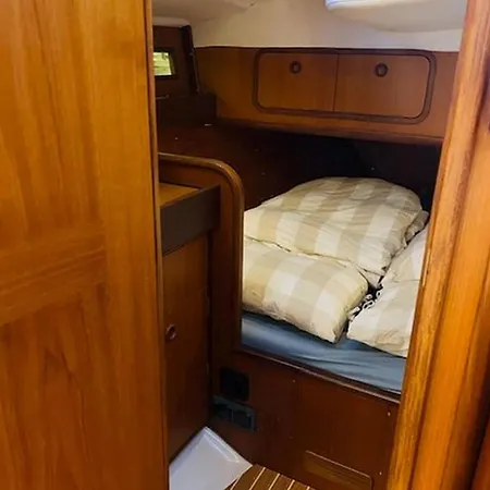 Sailboat 39ft Sleep 6 In Heart Of Centre In Semesterbostad